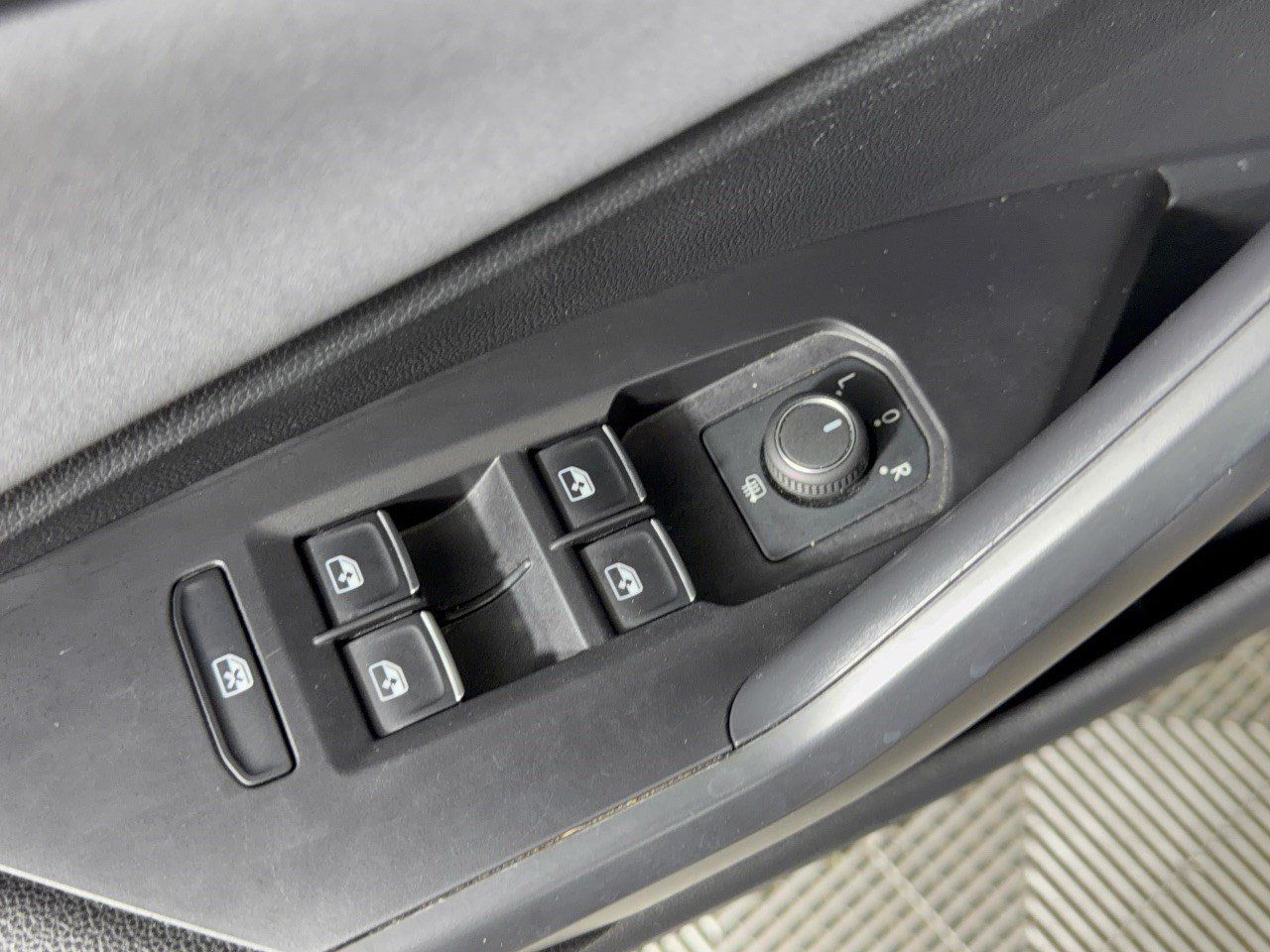 Used 2025 Volkswagen Jetta SE FWD image 15