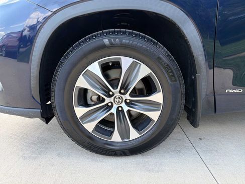 Used 2021 Toyota Highlander XLE AWD/4WD image 10