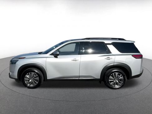 Used 2025 Nissan Pathfinder SV image 9