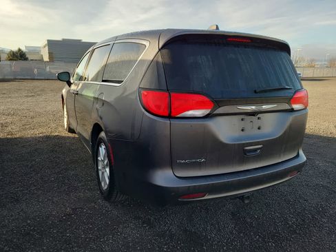 Used 2017 Chrysler Pacifica LX image 3
