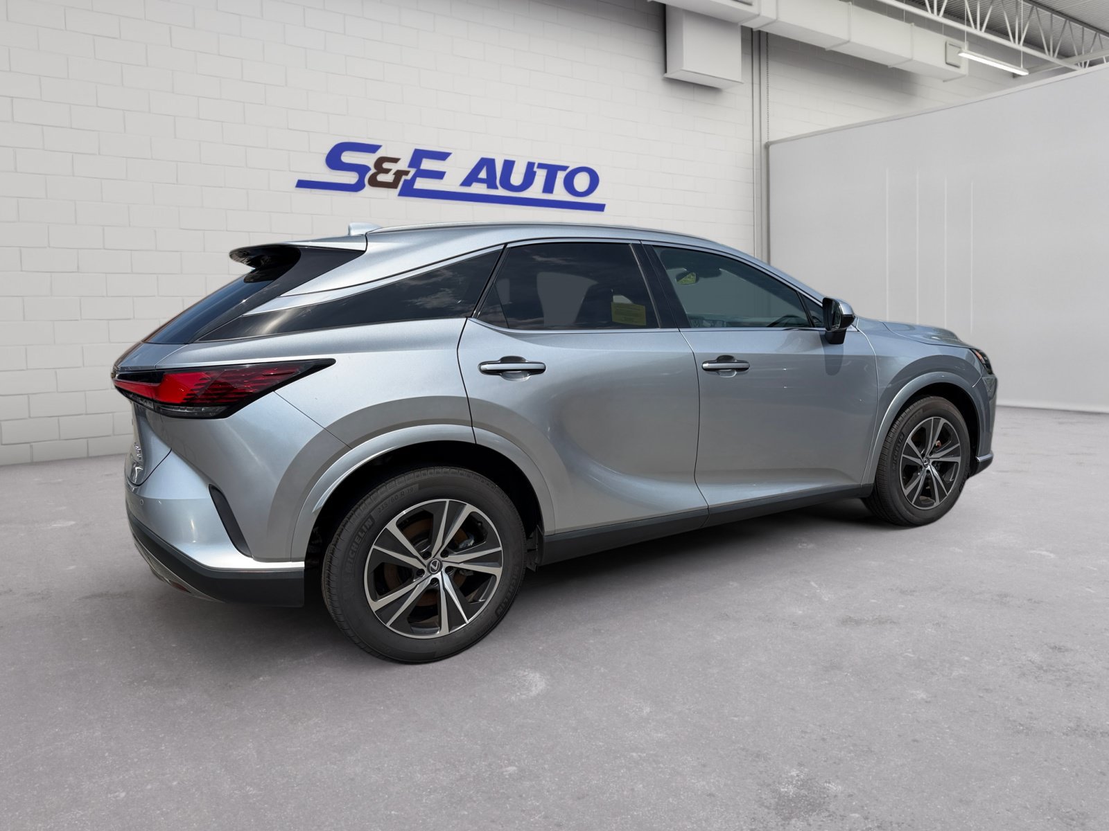 Used 2023 Lexus RX 350 Premium w/ Accessory Package (Z1) AWD/4WD image 4