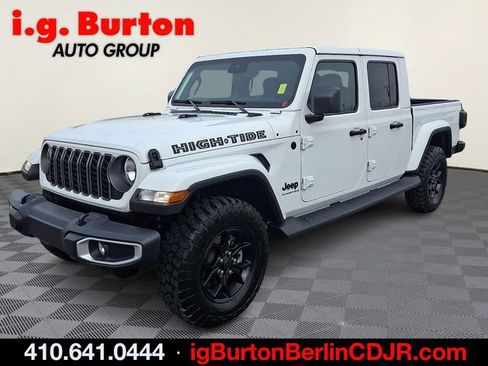 Used 2025 Jeep Gladiator Sport image 3