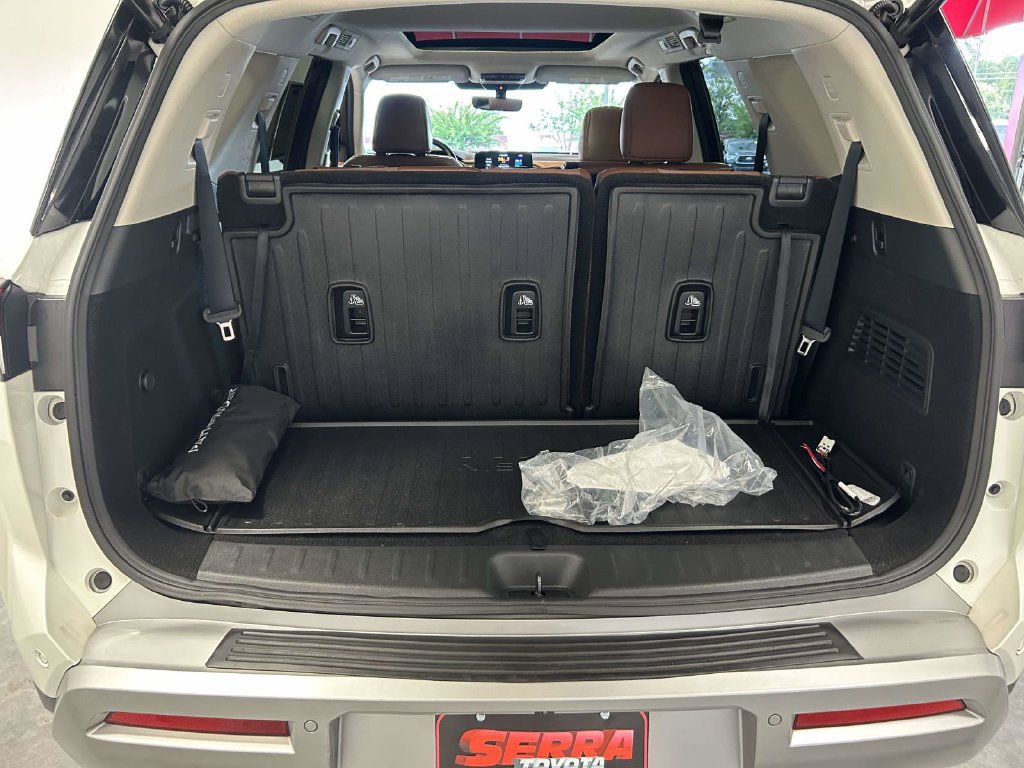 Used 2023 Nissan Pathfinder Platinum w/ Cargo Package AWD/4WD image 11