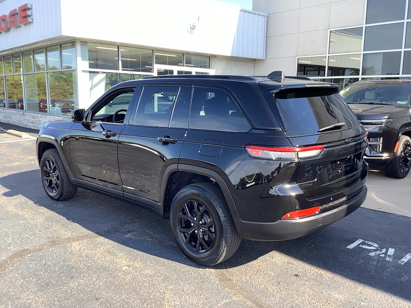Certified 2025 Jeep Grand Cherokee Altitude AWD/4WD image 7