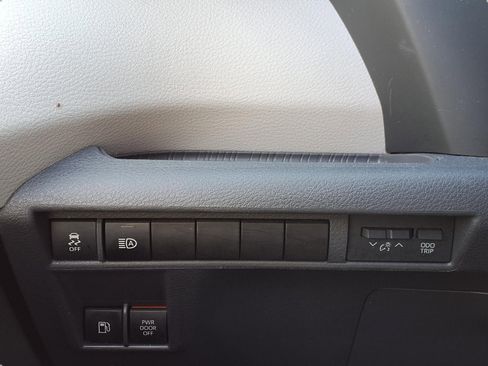 Used 2022 Toyota Sienna XLE image 28