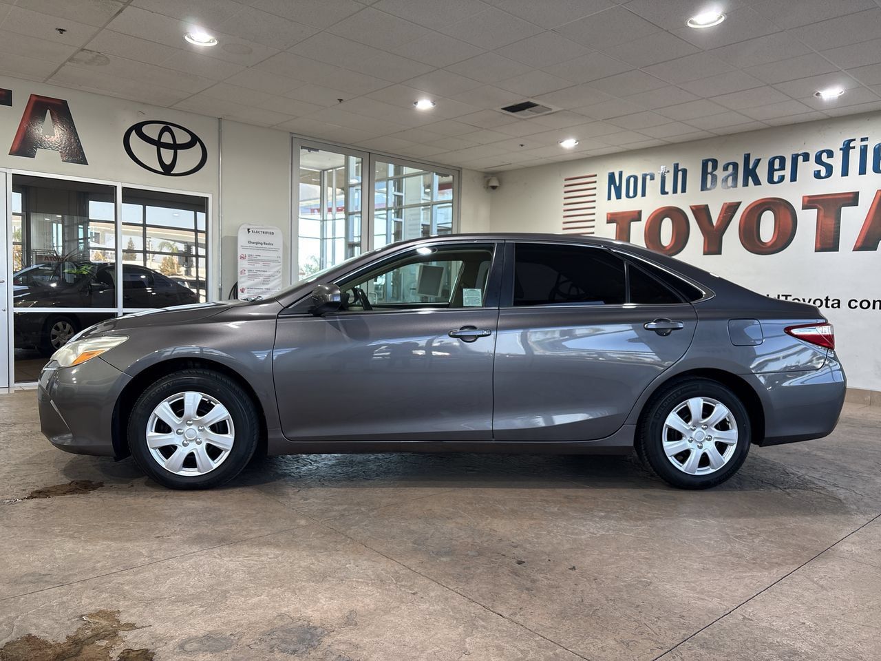 Used 2017 Toyota Camry LE FWD image 7