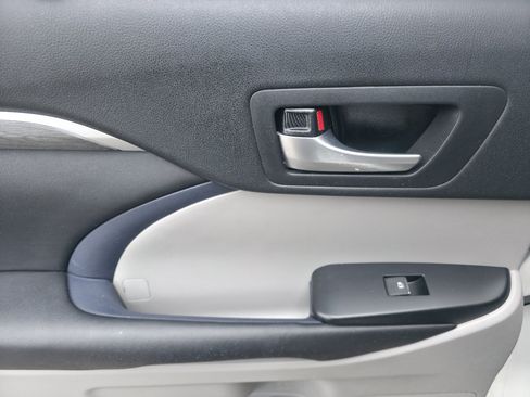 Used 2017 Toyota Highlander Limited image 30