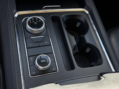 Used 2024 Ford Expedition Max XLT image 22