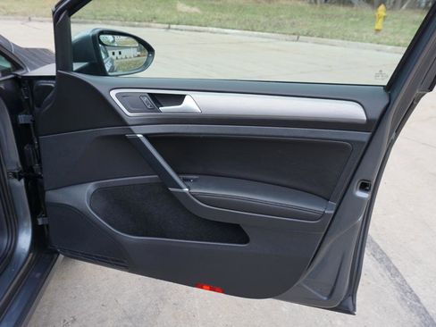 Used 2015 Volkswagen Golf S image 22