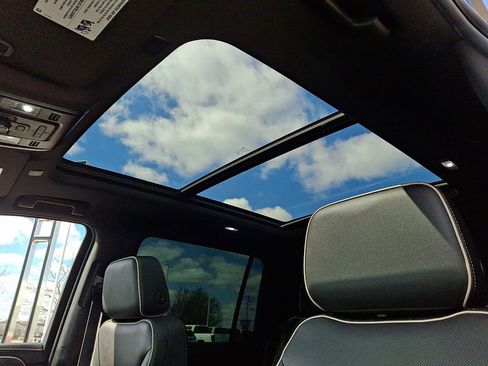 Used 2022 GMC Yukon XL SLT w/ SLT Premium Package image 15