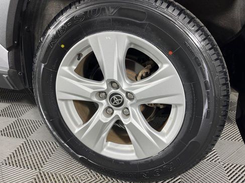 Used 2021 Toyota RAV4 XLE w/ Convenience Package FWD image 11