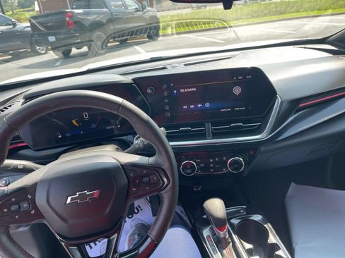 Used 2025 Chevrolet Trax RS w/ Sunroof Package FWD image 16