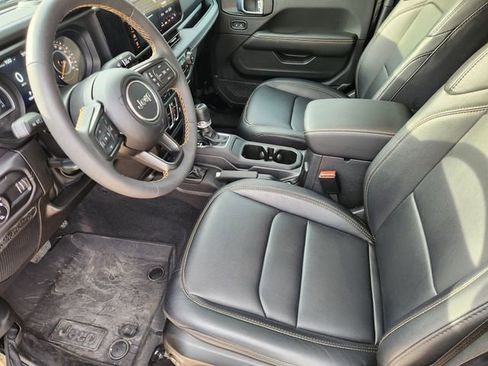 Used 2024 Jeep Gladiator Sport AWD/4WD image 4