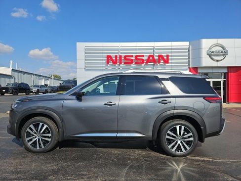 New 2025 Nissan Pathfinder Platinum image 2