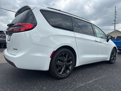 Used 2025 Chrysler Pacifica Limited FWD image 5