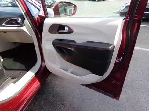 Used 2017 Chrysler Pacifica Touring-L w/ Tire & Wheel Group image 31