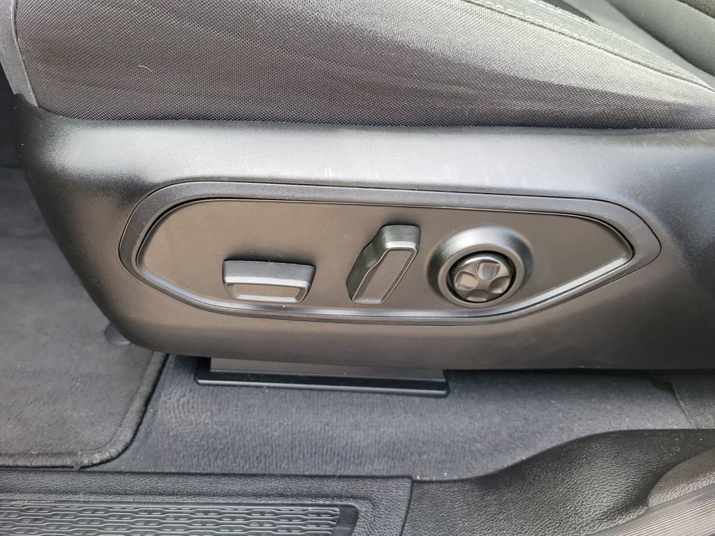 Used 2023 Jeep Grand Cherokee L Laredo AWD/4WD image 19