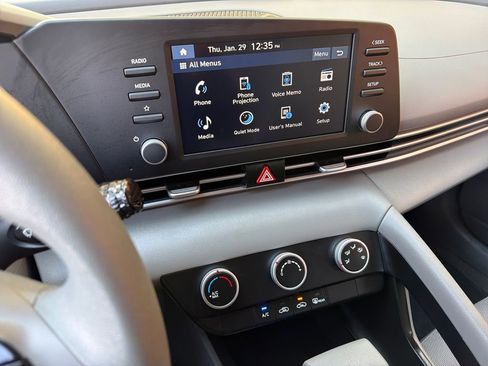 Used 2025 Hyundai Elantra SE image 24