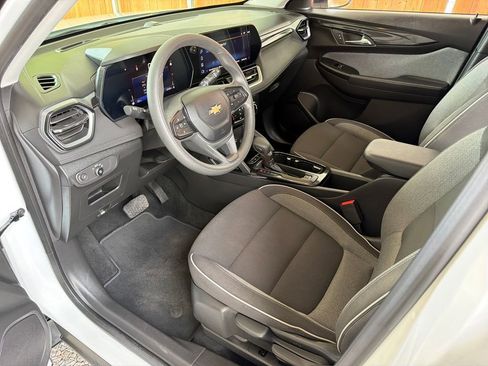 Used 2024 Chevrolet TrailBlazer LT w/ Driver Confidence Package FWD image 2