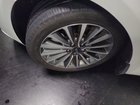 Used 2017 Kia Cadenza Premium FWD image 14