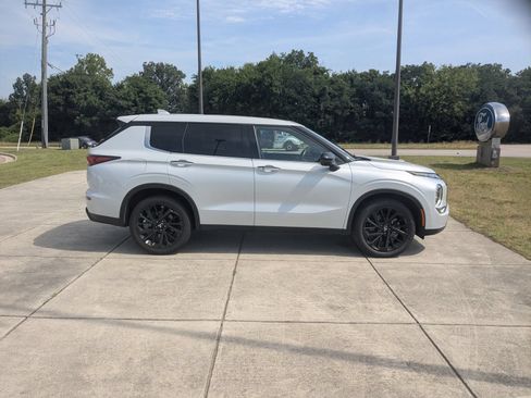 Used 2024 Mitsubishi Outlander SE Black Edition FWD image 2