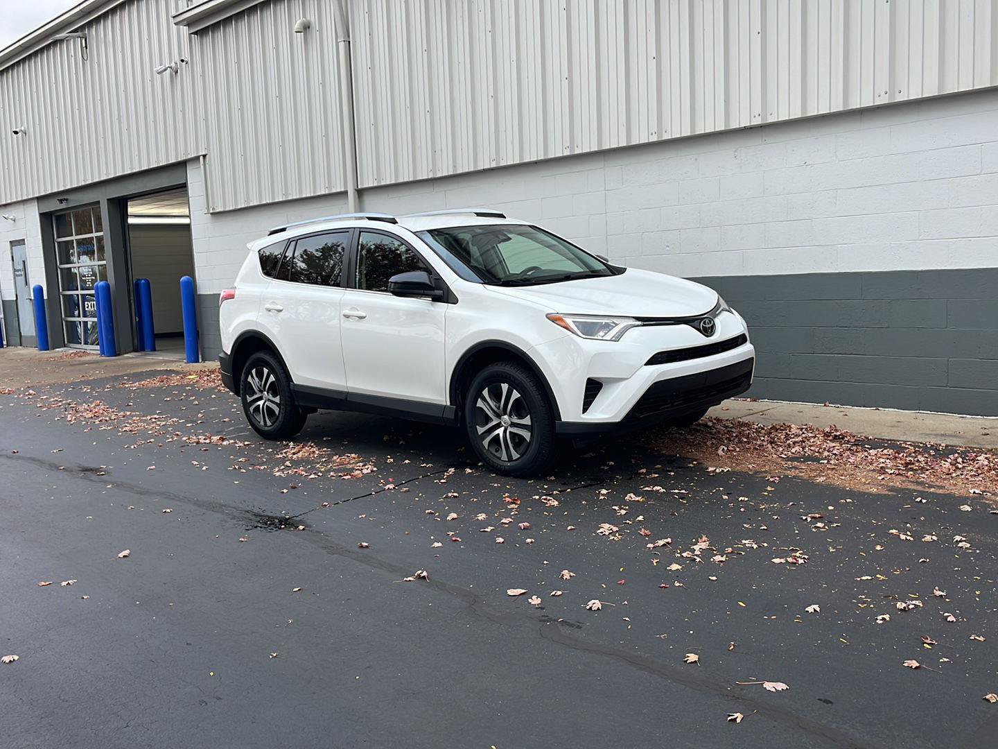 Used 2017 Toyota RAV4 LE FWD image 23