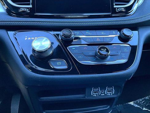 Used 2024 Chrysler Pacifica Limited FWD image 34