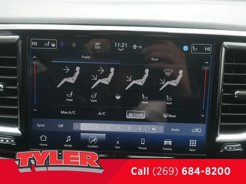 Used 2025 Chrysler Pacifica Limited FWD image 47