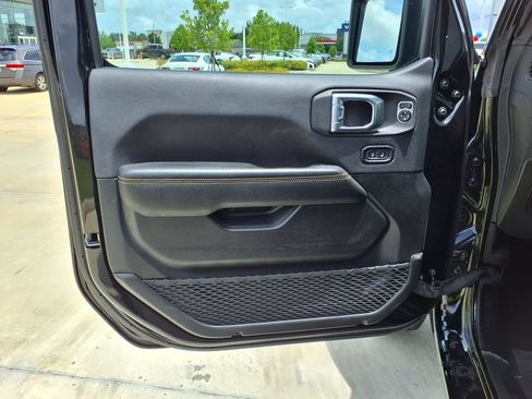 Used 2025 Jeep Wrangler Unlimited Sahara AWD/4WD image 12