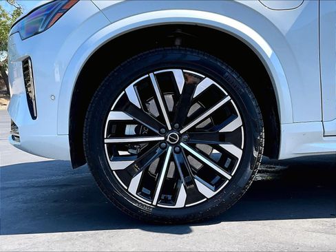 Used 2026 Volvo XC90 T8 Plus w/ Protection Package Premier AWD/4WD image 7