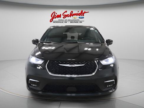 Used 2025 Chrysler Pacifica Select image 3