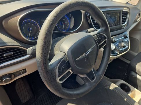Used 2020 Chrysler Voyager L FWD image 10