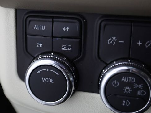 Used 2025 GMC Yukon Denali w/ Sun & Power Step Package AWD/4WD image 27