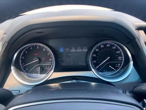 Used 2018 Toyota Camry XLE FWD image 26
