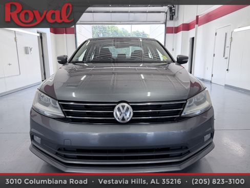 Used 2017 Volkswagen Jetta SEL FWD image 2