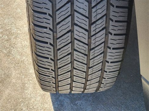 Used 2020 Chevrolet Traverse LT w/ LPO, Blackout Package image 11