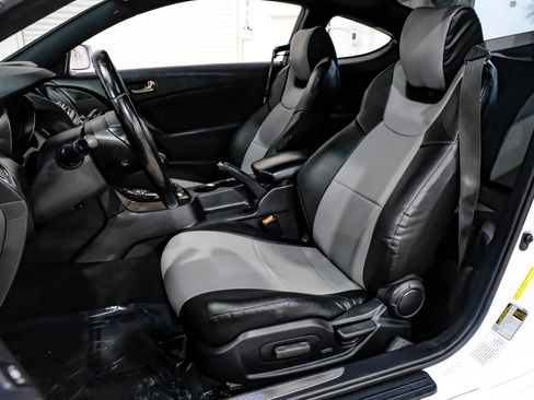 Used 2013 Hyundai Genesis 3.8 RWD image 33
