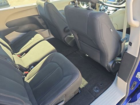 Used 2019 Chrysler Pacifica Touring Plus w/ Tire & Wheel Group image 12