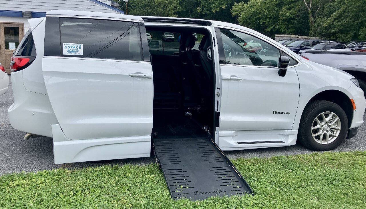 Used 2025 Chrysler Pacifica Select w/ Uconnect Theater Family Group FWD image 1