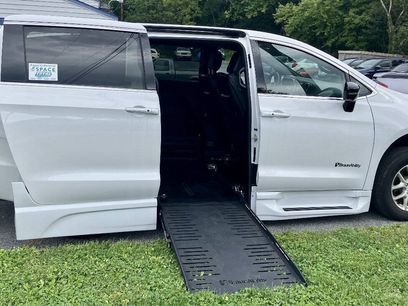Used 2025 Chrysler Pacifica Select w/ Uconnect Theater Family Group