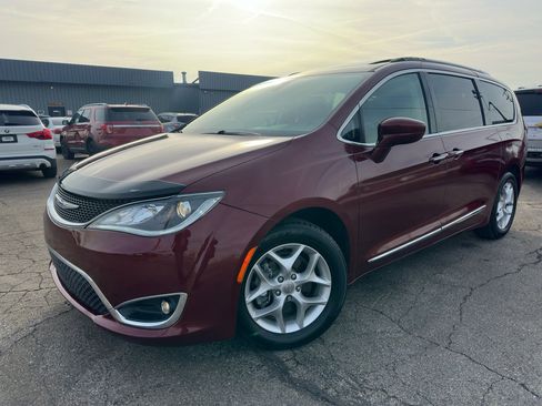 Used 2018 Chrysler Pacifica Touring-L Plus w/ Tire & Wheel Group image 3