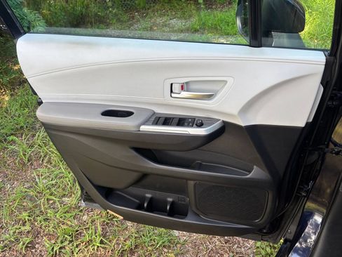 Used 2025 Toyota Sienna XLE FWD image 18
