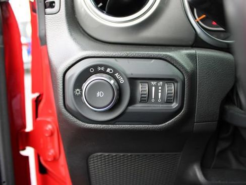 Used 2022 Jeep Wrangler Unlimited Sahara AWD/4WD image 14