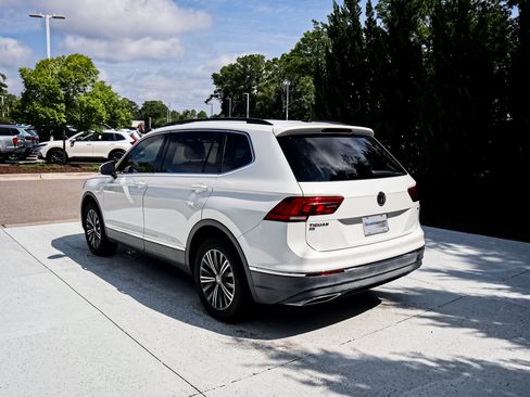 Used 2018 Volkswagen Tiguan SE w/ 18" Alloy Wheels Package FWD image 9