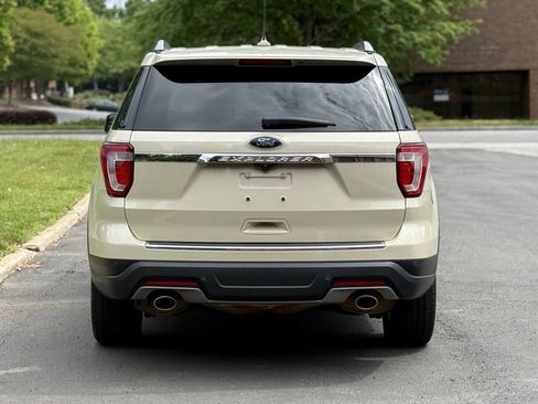 Used 2018 Ford Explorer XLT w/ Equipment Group 202A FWD image 5