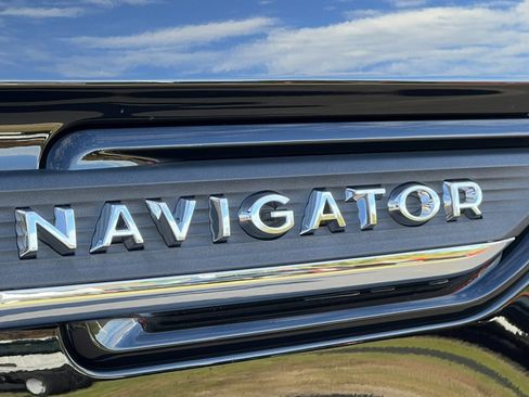 Used 2022 Lincoln Navigator L Reserve image 2