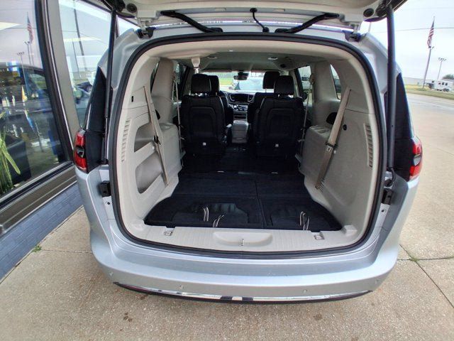 Used 2024 Chrysler Pacifica Touring-L FWD image 21