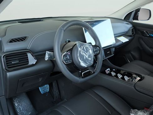 New 2025 VinFast VF 8 Eco image 7