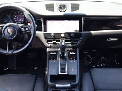 Certified 2025 Porsche Macan AWD/4WD image 19