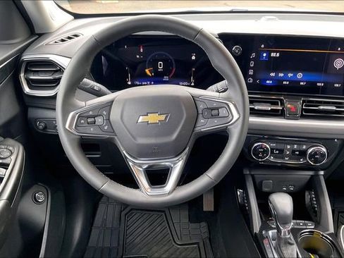 Used 2024 Chevrolet TrailBlazer LT w/ Convenience Package AWD/4WD image 5